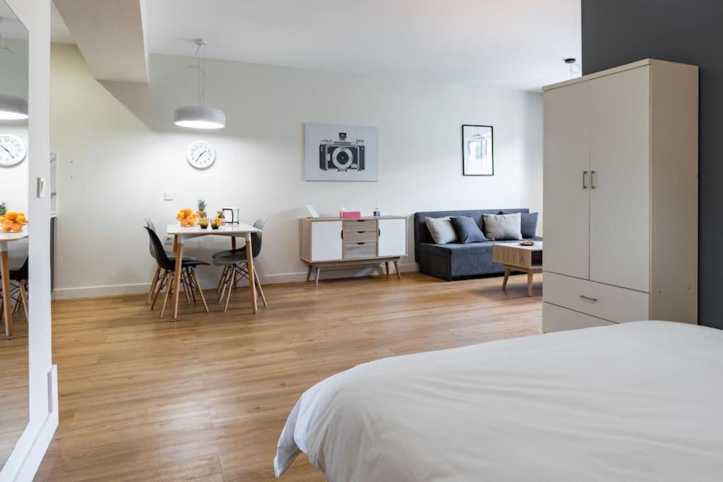 Large Comfy, Modern Studio 5 Min To Acropolis أثينا المظهر الخارجي الصورة