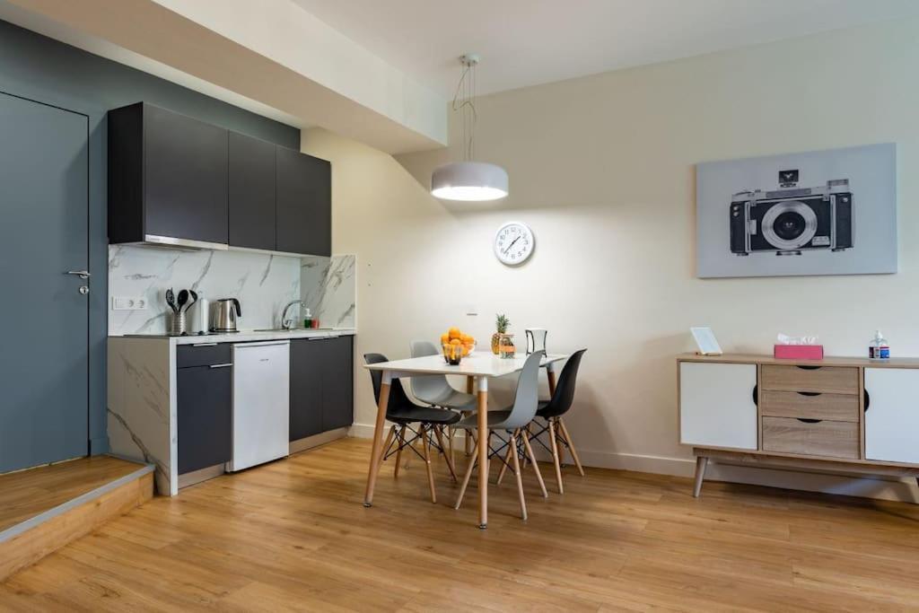 Large Comfy, Modern Studio 5 Min To Acropolis أثينا المظهر الخارجي الصورة