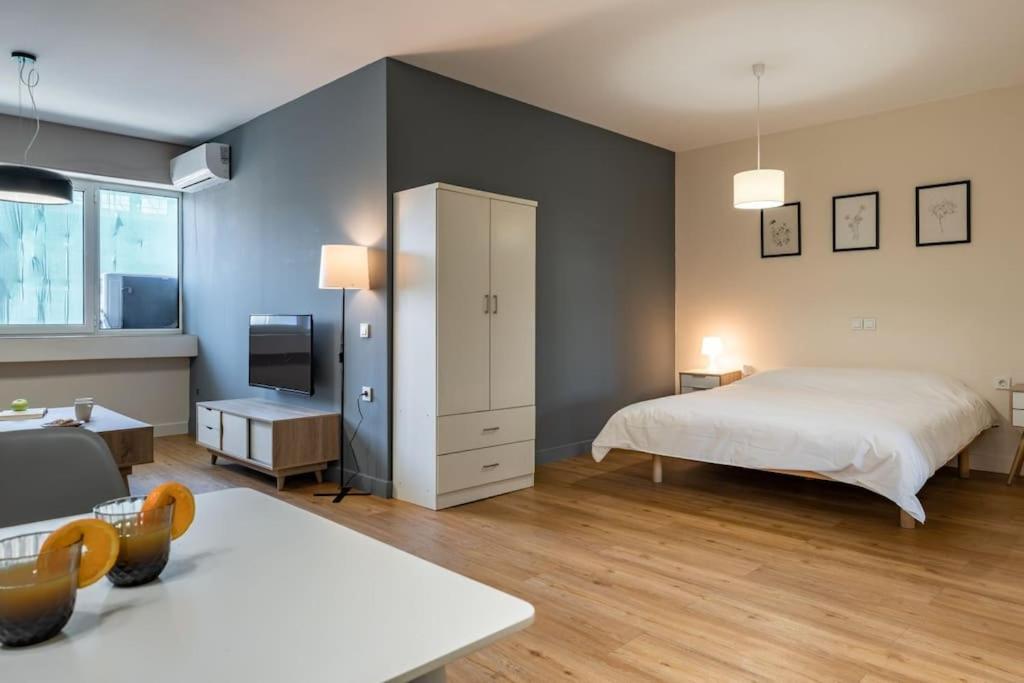 Large Comfy, Modern Studio 5 Min To Acropolis أثينا المظهر الخارجي الصورة