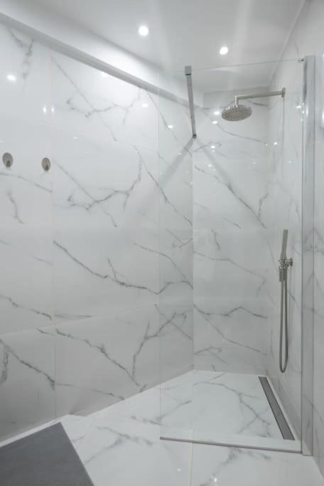 Large Comfy, Modern Studio 5 Min To Acropolis أثينا المظهر الخارجي الصورة